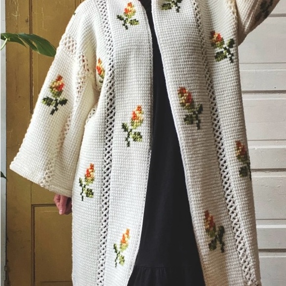 Retro Roses Granny Sweater - Picture 3 of 7